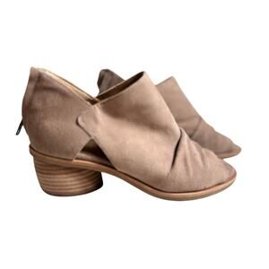 Sofft Catelyn bootie peep toe stone tan ruched suede stacked heel shootie Sz 9